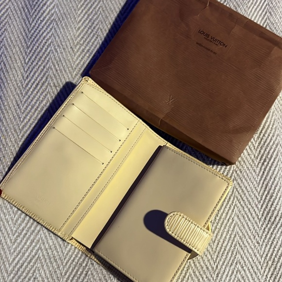 Never been used Louis Vuitton French Lock Wallet Epi Leather Cream. - Picture 2 of 4